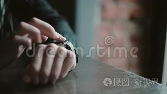 双手特写。 使用智能手表触摸屏设备的妇女在阁楼咖啡馆4k
