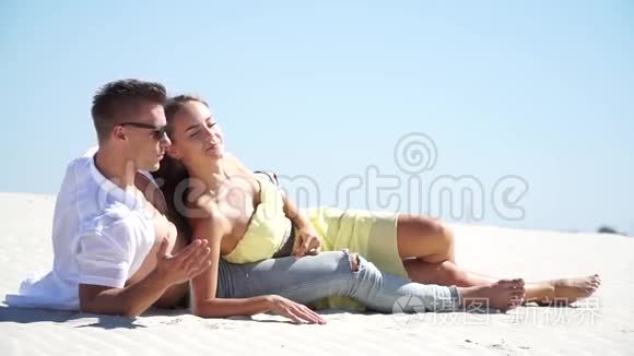 在沙漠里躺在沙滩上的爱人视频
