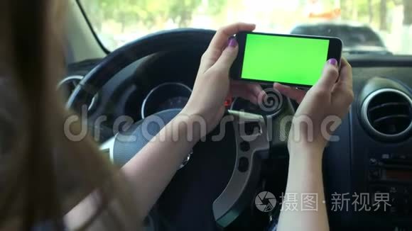 女司机特写，车内绿屏，城市背景绿屏铬键4k