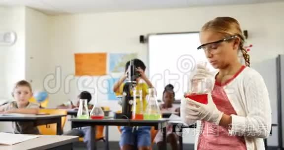 女生在课堂上做化学实验的画像视频