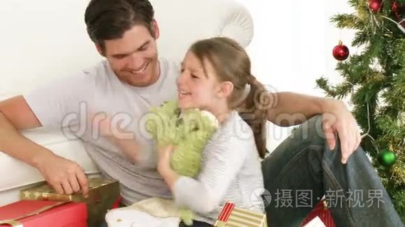 爸爸和女儿玩圣诞礼物视频