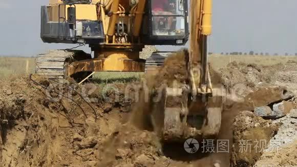 履带式挖掘机工作视频