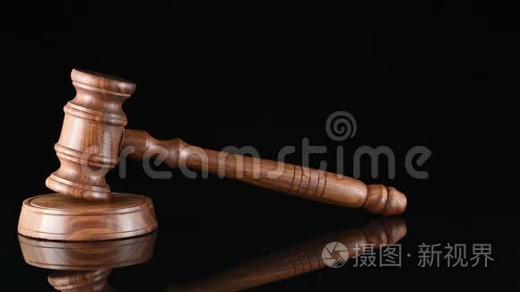 法官。 裁判锤和一个穿司法长袍的人