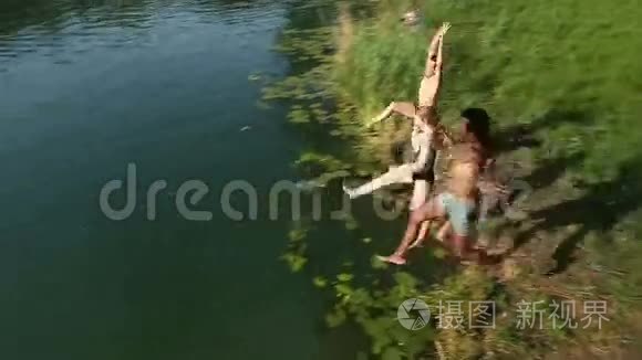 四个年轻的朋友跑进河里