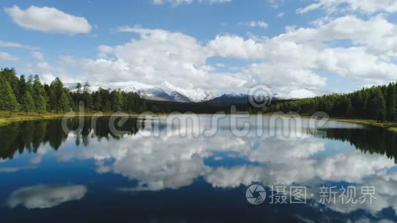 空中观景台。 飞过群山附近美丽的湖泊.. 空中摄影机拍摄。 景观全景。 阿尔泰，西伯利亚。 4k