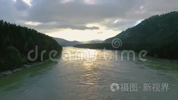 雨后日落时鸟瞰卡屯河和山丘。 俄罗斯阿尔泰