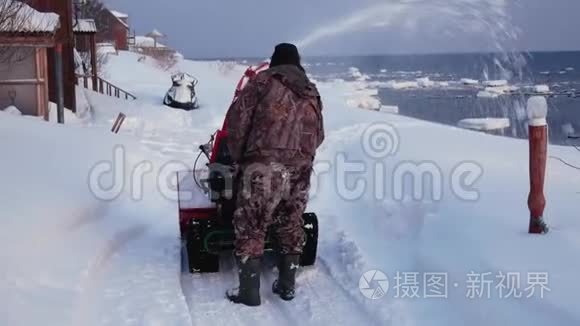 人类从冬天的雪中清除雪机之路视频