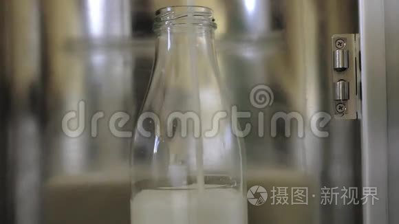 牛奶在瓶子里慢动作视频