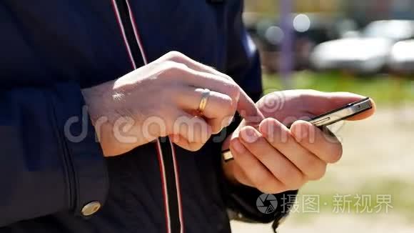 有智能手机的男人拨通阳光特写的信息