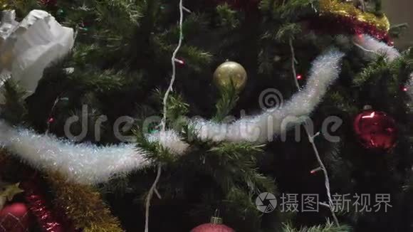 圣诞树上的装饰品视频