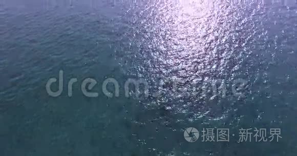 在热带岛屿风筝冲浪。 鸟瞰：赤鸢飞海骑手高速骑行.. 旅行概念。 泰国，普吉岛