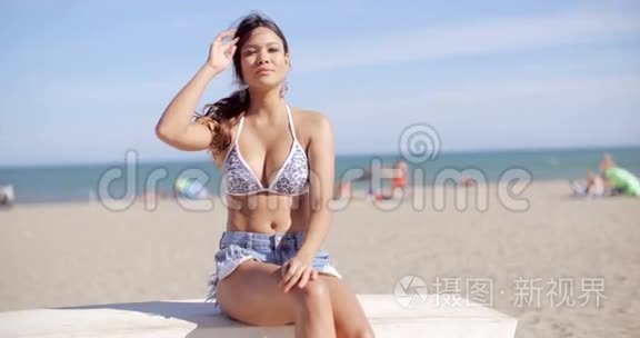 夏日海滩上美丽活泼的年轻女子视频