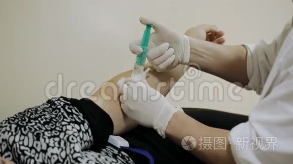 医生给病人注射静脉注射