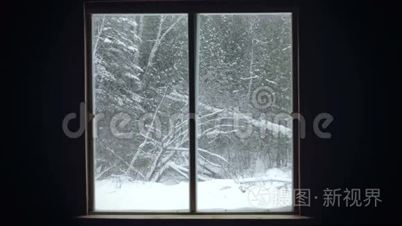 窗户旁的暴风雪景观视频