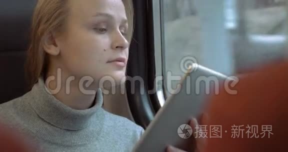 带着平板的微笑女人在火车上视频