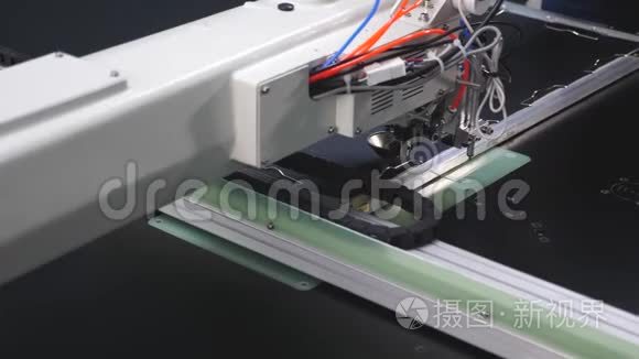 机器人在裁剪生产线上工作。 电脑控制缝纫机.. 针绣图案