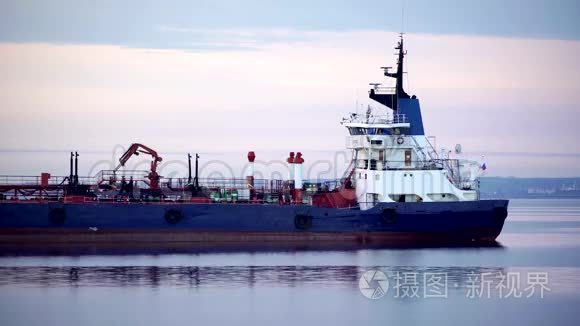 俄罗斯货船在夏季日出的大河上视频