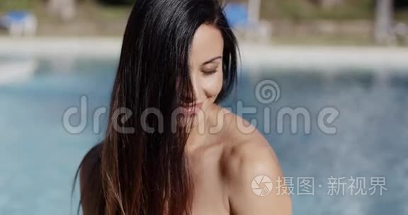 快乐活泼的女人享受夏天的阳光视频