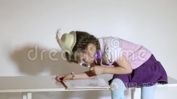 小女孩用百叶窗看书视频
