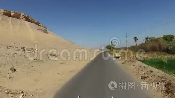 埃及阿斯旺的沙漠之路。