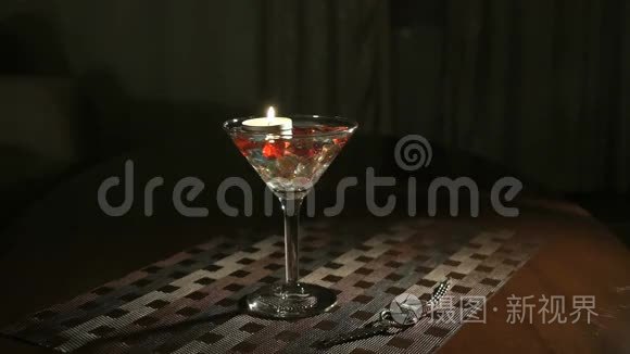 用玻璃熄灭燃烧的蜡烛视频