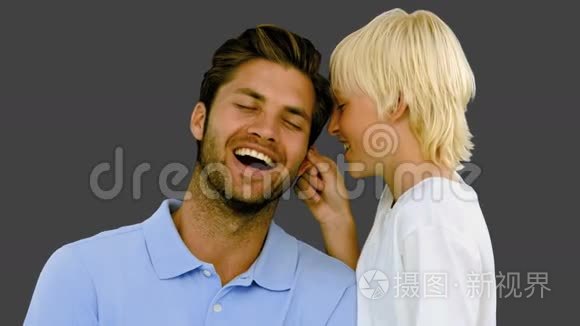 高加索金发女孩试着去听一些东西在慢动作中的白色背景上显示的耳朵