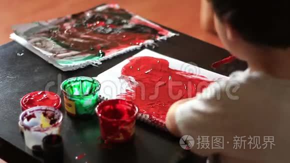 儿童画像用手画一张纸视频