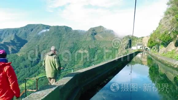 游客漫步在莱瓦达水上步道视频