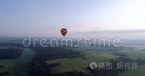 清晨绿地上空的空中气球视频