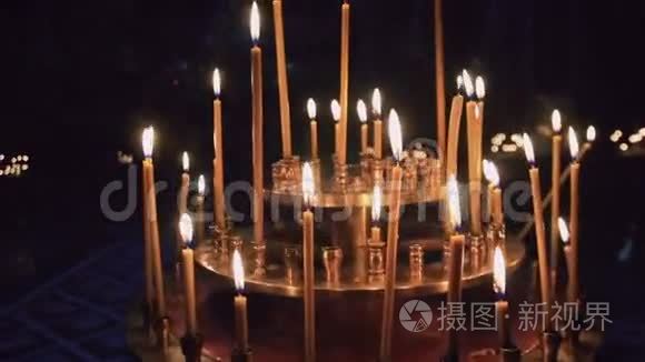 夜晚教堂的美丽蜡烛视频