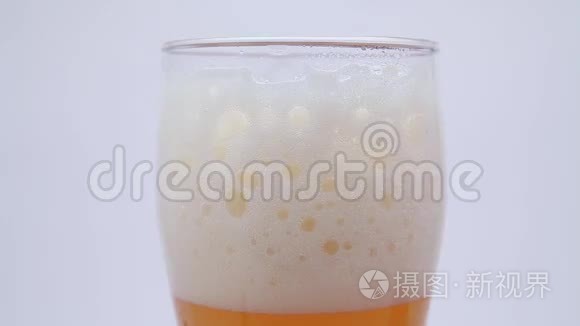 啤酒倒入玻璃杯，泡沫，水滴