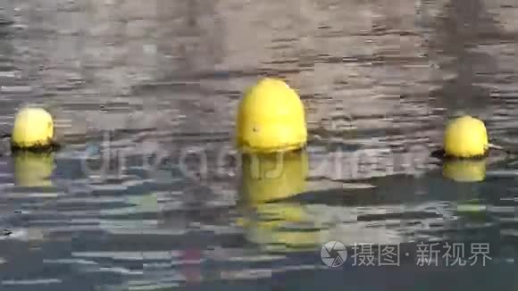 海水上的黄色日光浮标视频