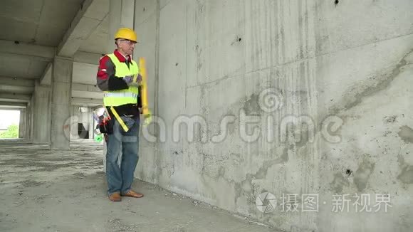 在建筑工地有黄色水平的工人