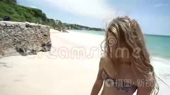 海滩上美丽的女孩很开心视频