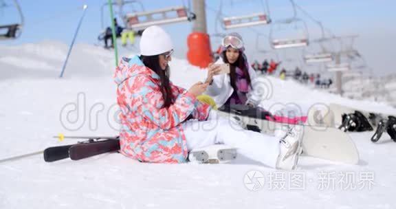 两个迷人的女性滑雪者