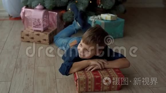 小孩子在圣诞树上享受礼物视频