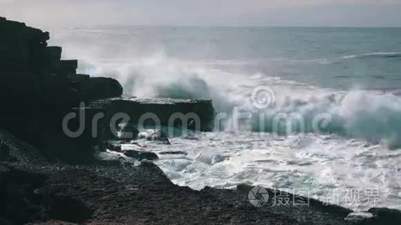 海浪冲击着埃里西拉岩石视频