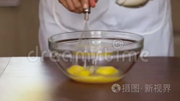 厨师鞭打搅拌奶油