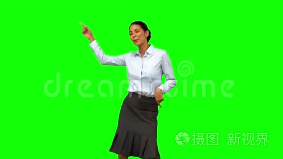 快乐的女商人迪斯科在绿色的屏幕上跳舞