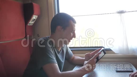男子旅行者放松在火车上听音乐和微笑通过图片通过生活方式社交媒体。 慢慢慢慢
