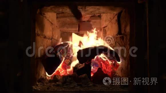 俄罗斯炉燃烧的木制火梁视频