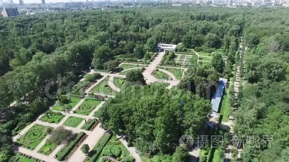 四架直升机拍摄美丽的绿色夏季花园与喷泉在中心。 晴天。 城市景观