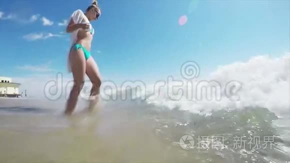 美丽的女孩实现梦想热带海滩视频