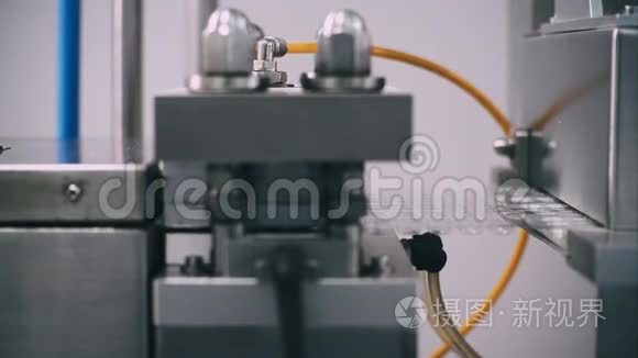 辅助药品生产中的发泡包装机视频