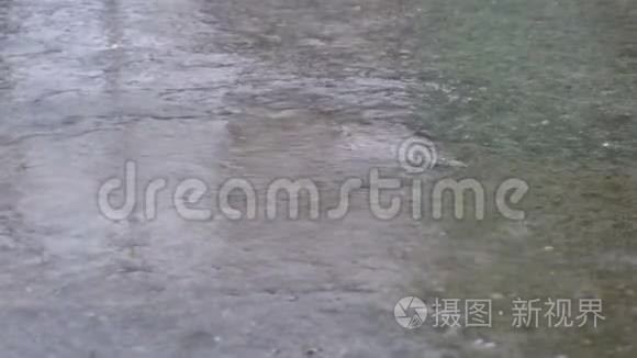 雨水落在人行道上形成一个水坑