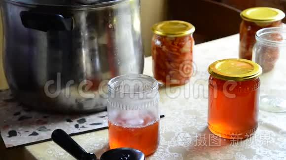 家庭主妇把自制果酱倒在罐子里视频