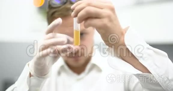 将化学物质加入混合面粉实验视频