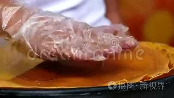 把装煎饼的烤熟视频