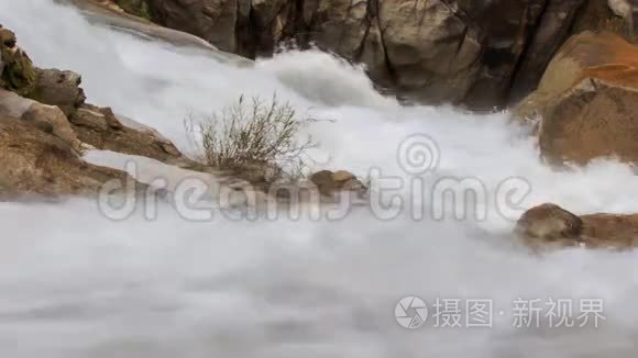 暴风雨般的山涧在石头间流淌视频