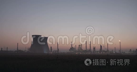 日出前一家大型炼油厂